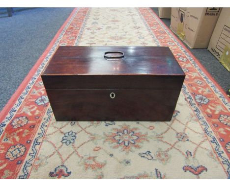A mahogany tea caddy with key and escutcheon, circa 1820 (30 x 15 x 11cm)
