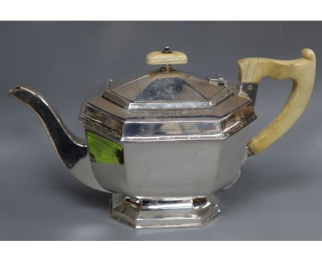 A George VI silver octagonal teapot, Viners Ltd, Sheffield, 1940, gross 18.5 oz.