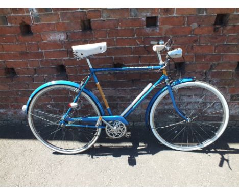 A RALEIGH PALM BEACH VINTAGE BICYCLE WITH WHITE WALL TYRES AND STURMEY ARCHER GEARS