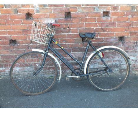 A VINTAGE RALEIGH BICYCLE WITH FRONT WIRE BASKET