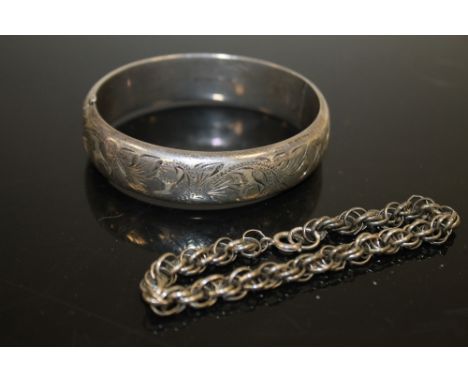 A VINTAGE ENGRAVED HALLMARKED SILVER BANGLE & SILVER BRACELET 