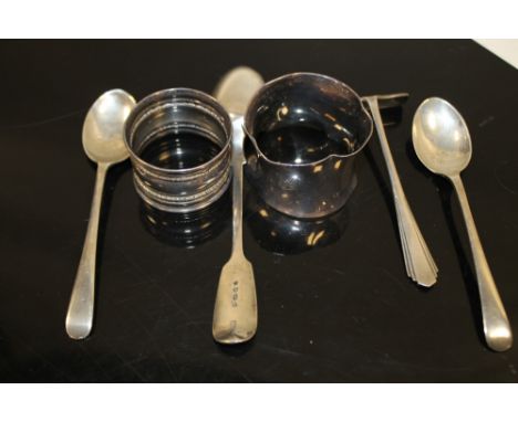 A BAG OF ASSORTED HALLMARK SILVER TO INCLUDE TEASPOONS, NAPKIN RING ETC 