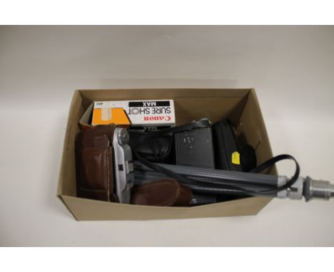 BOX OF VINTAGE CAMERAS TO INCLUDE A PETRI EXAMPLE ETC 