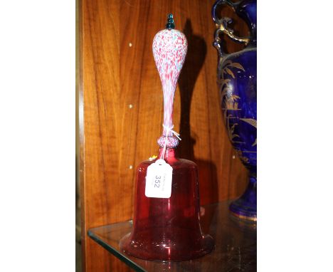 A VICTORIAN CRANBERRY GLASS BELL, having unusual mottled glass handle with blue glass finial surmount, H 30.5 cm 