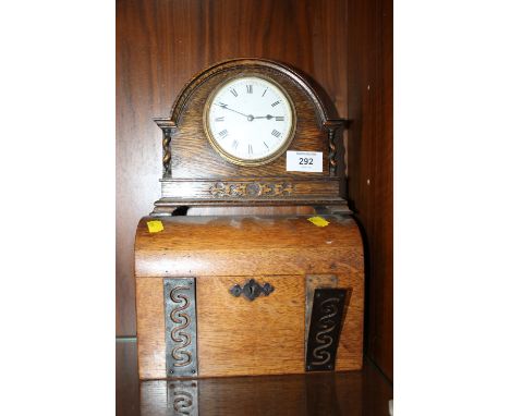 A VINTAGE FRENCH BARLEY TWIST MANTEL CLOCK TOGETHER WITH A LINEN TRINKET BOX (2)