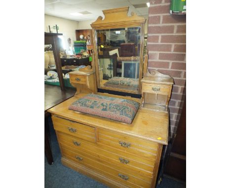 AN EDWARDIAN LIGHT OAK DRESSING TABLE