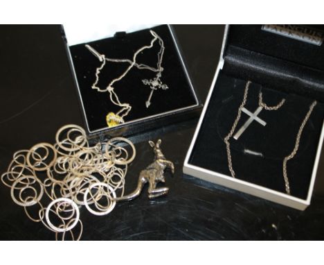 A SELECTION OF SILVER & WHITE METAL JEWELLERY ITEMS TO INCLUDE PENDANTS, NECKLACES ETC 