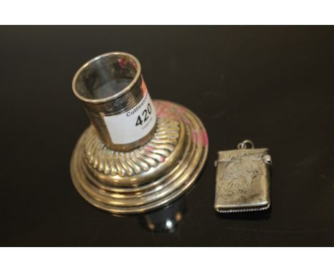 A SMALL HALLMARKED SILVER VESTA CASE TOGETHER WITH A CANDLESTICK 