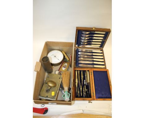 BOX OF ASSORTED COLLECTABLES TO INCLUDE - SILVER HANDLED SHOE HORN, TRENCH ART, CASED FLATWARE ETC 