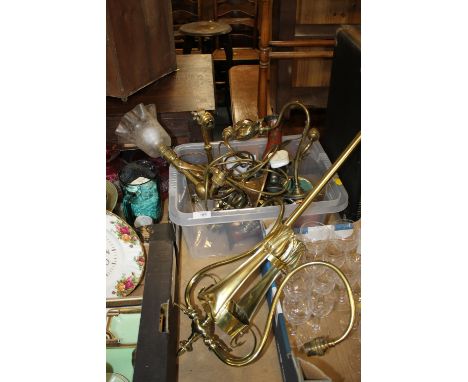 A QUANTITY OF METALWARE TO INCLUDE VINTAGE BRASS LIGHT FITTINGS, TABLE LIGHTS ETC
