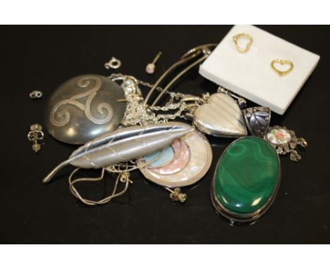 BAG OF ASSORTED SILVER JEWELLERY TO INCLUDE PENDANTS 