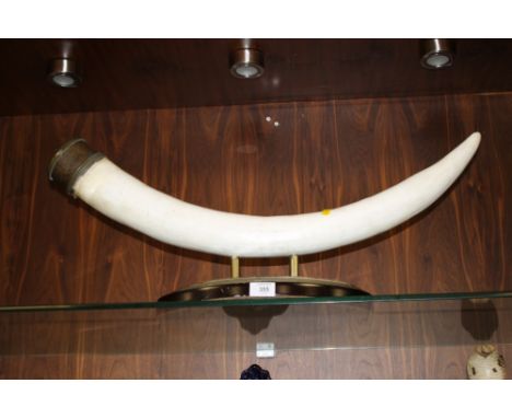 A LARGE VINTAGE SOUTH AFRICAN TUSK SHAPED WOODEN CENTREPIECE 