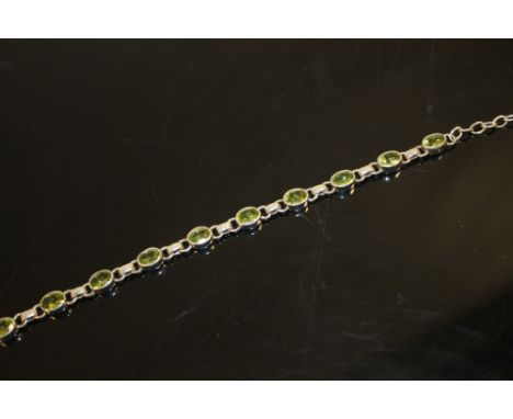 A BOXED SILVER BRACELET SET WITH GREEN STONES
