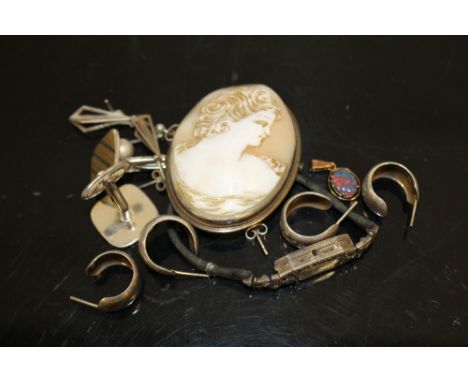 A SILVER MOUNTED CAMEO BROOCH, SILVER CUFFLINKS ETC 