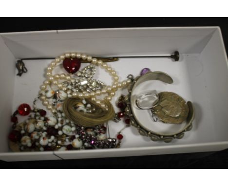 COLLECTION OF VINTAGE JEWELLERY TO INCLUDE BANGLE, CHARM ETC 