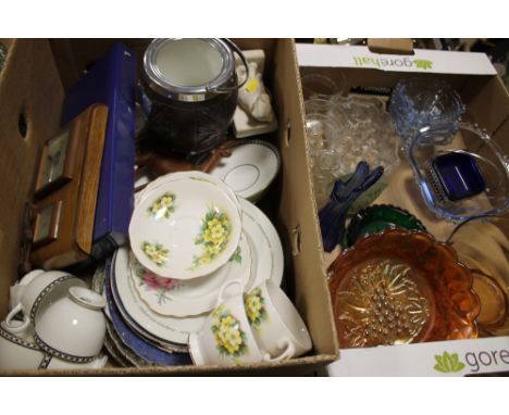 A TRAY OF CHINA AND CERAMICS TO INCLUDE WEDGWOOD ULANDER CUPS AND SAUCERS TOGETHER WITH A TRAY OF GLASSWARE