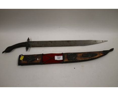 A VINTAGE SHORT SWORD IN SHEATH AF