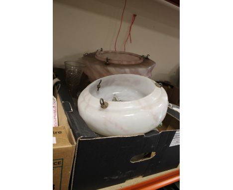 A TRAY OF ASSORTED GLASSWARE TO INCLUDE RETRO LIGHT SHADE