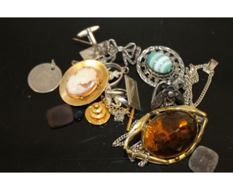 BAG OF VINTAGE JEWELLERY TO INCLUDE SILVER ITEMS 