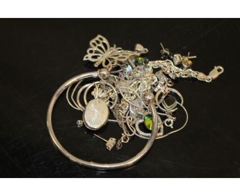 BAG OF ASSORTED SILVER JEWELLERY TO INCLUDE LOCKET, BANGLE ETC 