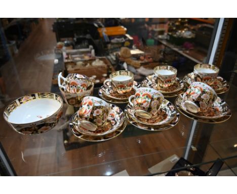 Imari pattern teacups and saucers, milk jug and sugar basins