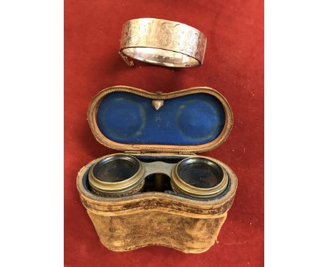 Victorian binoculars or opera glasses with original brown leather case with metal clasp. Leather case is hinged and is lined 
