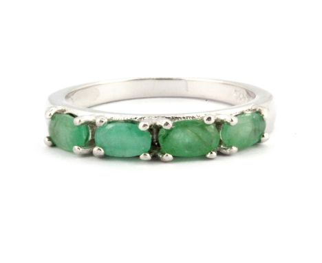 A 925 silver ring set with oval cut emeralds, (L.5).