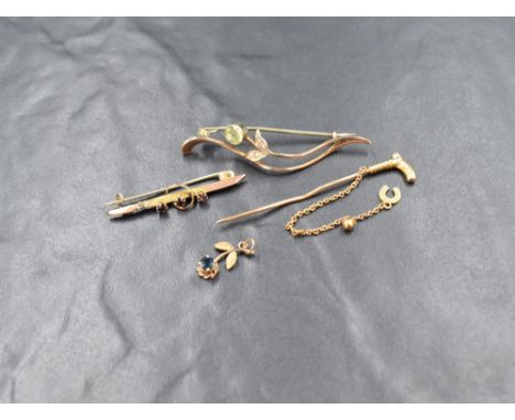 Two yellow metal bar brooches, a small pendant and a tie pin, all stamped 9ct, the tie pin being modelled as a riding crop wi