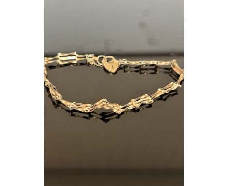 9ct Gold gate bracelet with padlock 