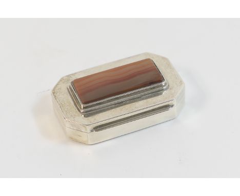 Modern silver snuff box, London 1977, canted rectangular form, the hinged cover inset with red lace agate, 6.5cm x 4.5cm x 1.