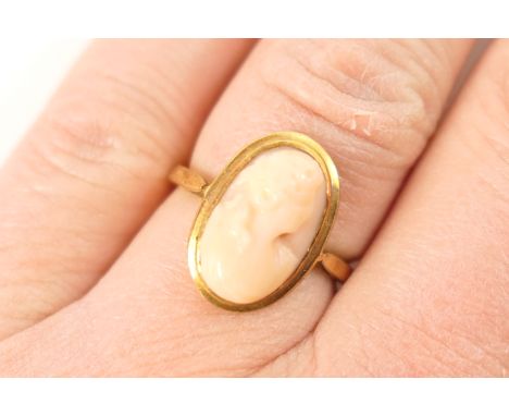 Cameo ring, in 18ct yellow gold, the cameo 19th Century or earlier, featuring a carved profile head, possibly Aphrodite, gros