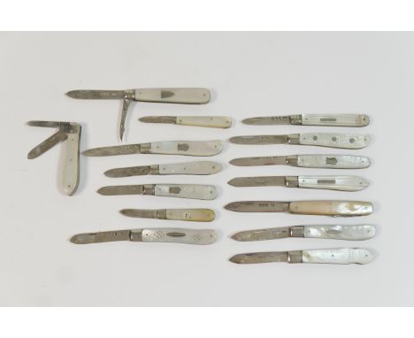 Fifteen silver and mother of pearl folding fruit knives, including an Edwardian example with peeler/scorer, Sheffield 1903; e