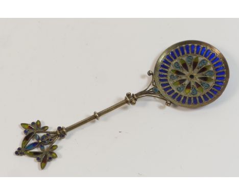 Continental plique a jour enamelled tea caddy spoon, circa 1900, length 13.5cm 