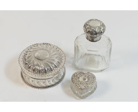 Victorian silver circular box and cover, by William Comyns, London 1889, gadrooned decoration, 9cm diameter, weight 115g (3.7