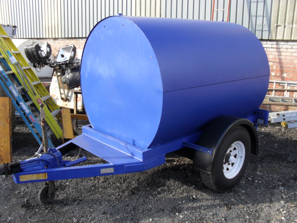 Towable 1000 litre bunded water tank with pump. recently re furbished