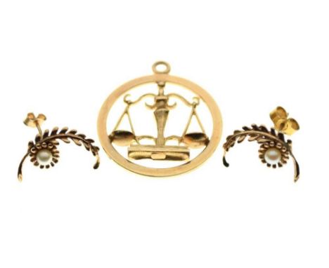 9ct gold Libra pendant with scales motif, and pair of 9ct gold pearl-set foliate crescent-shaped ear studs (one keeper), 6g g