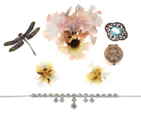 Assorted white metal jewellery to include: white metal and enamel dragonfly brooch, silver pill box with Millennium mark; Fre