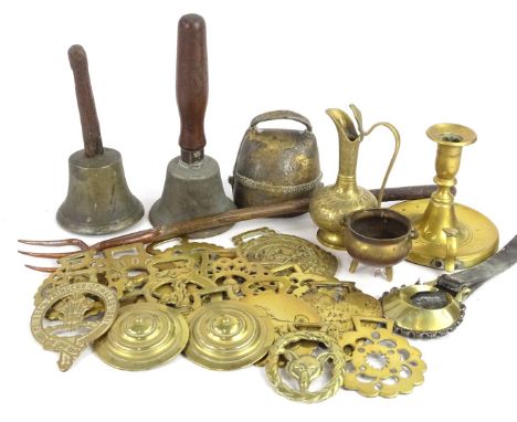 A collection of items, to include a toasting fork, various horse brasses, two bells, a cow bell etc.