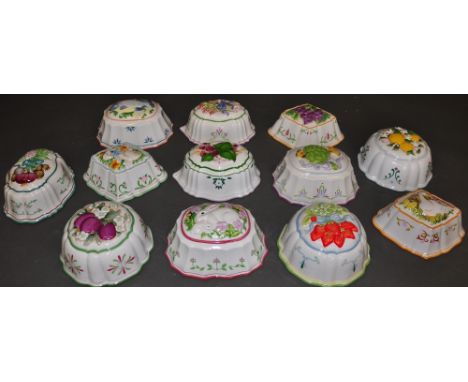 A set of 12 Franklin Mint cordon bleu decorative ceramic wall hanging kitchen moulds