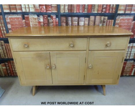 An Ercol light elm sideboard (W122 x D46 x H83cm) 
