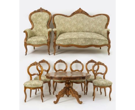 Nussbaum. Bestehend aus Dreisitzersofa, Armlehnsessel, sechs  Stühlen und Salontisch. Guter Zustand. 19. Jh.. Sofa H. 122 cm,