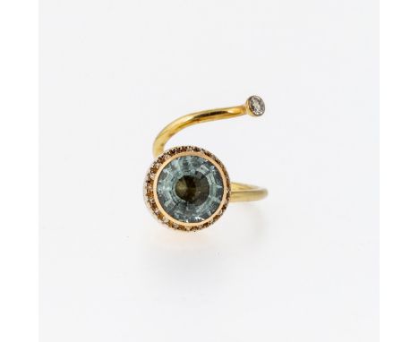 GG/WG, 585. Große, geschlossene Halbkugelform, ø 1,7 cm, besetzt  mit einem hellblauen, rund facettierten Schmuckstein (vermu