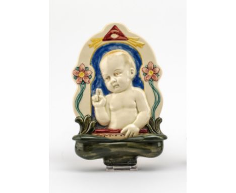 Mit segnendem Jesusknaben. Beiger Fond. Polychrome Bemalung.  Verso gepresste Werkstattmarke der Majolikamanufaktur Karlsruhe