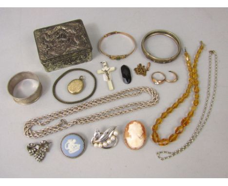 Costume jewellery lot to include a cameo brooch, substantial white metal rope twist necklace, Mikimoto style brooch, silver n