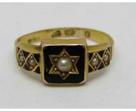 Victorian 15ct enamelled mourning ring with seed pearl decoration, size H, 2.3g