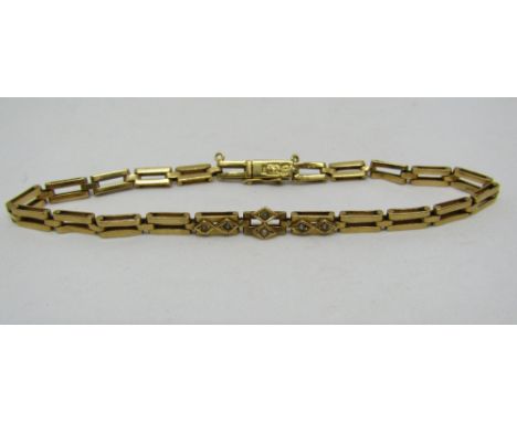 18k bracelet with applied seed pearl lozenge decoration, 19cm long approx, 7.9g