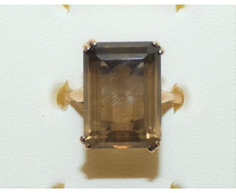 A 9ct gold smoky quartz mounted ring size P