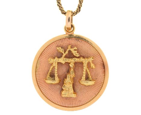 A LIBRA PENDANT IN GOLD MARKED C18, ON ITALIAN GOLD CHAIN MARKED 750, 21.5G 