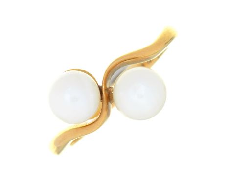 A CULTURED PEARL CROSSOVER RING IN 18CT GOLD, 4.5G, SIZE L½ 