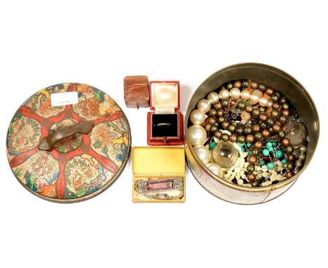 MISCELLANEOUS COSTUME JEWELLERY IN A VINTAGE BISCUIT TIN 